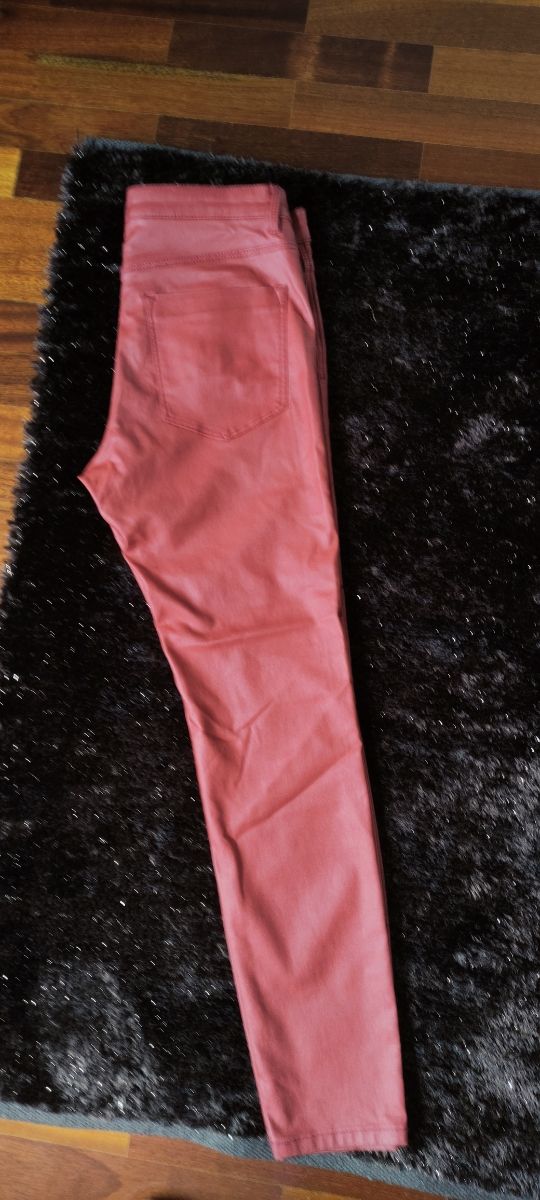 Pantalón efecto encerado.Pantalón coatin