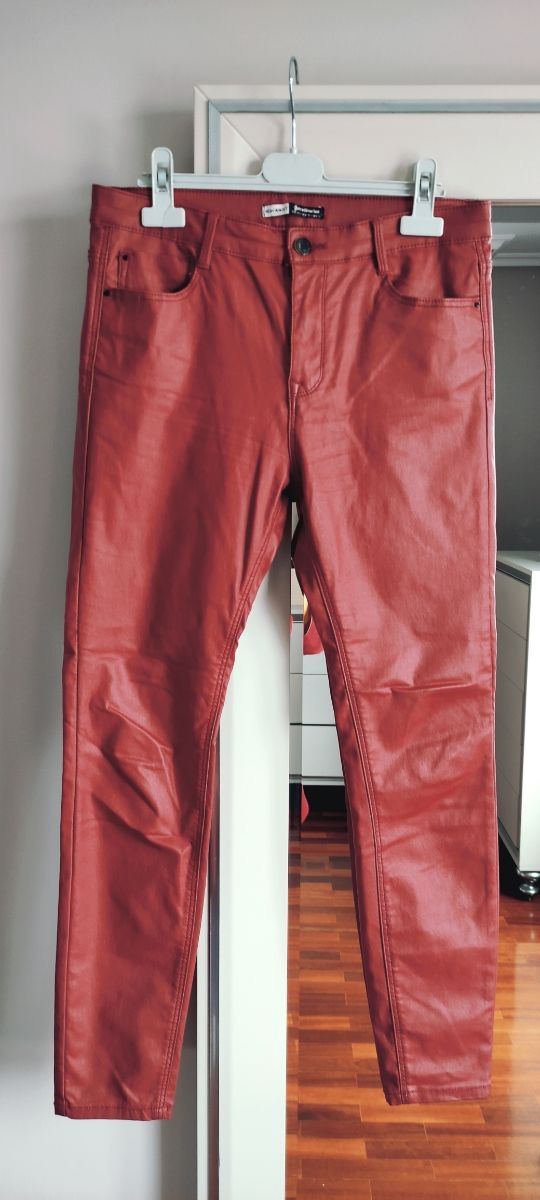 Pantalón efecto encerado.Pantalón coatin