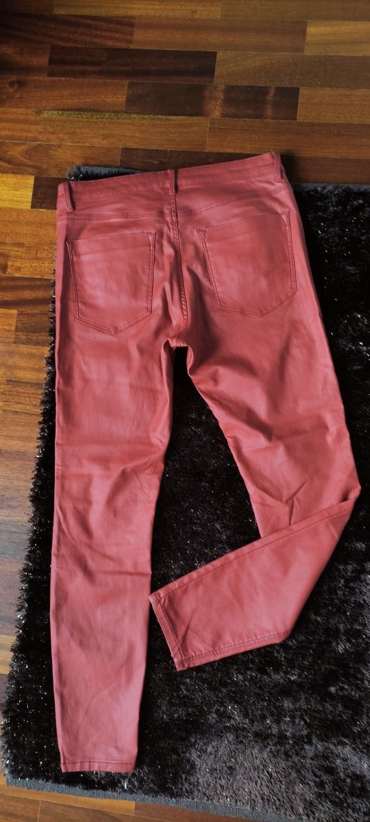 Pantalón efecto encerado.Pantalón coatin