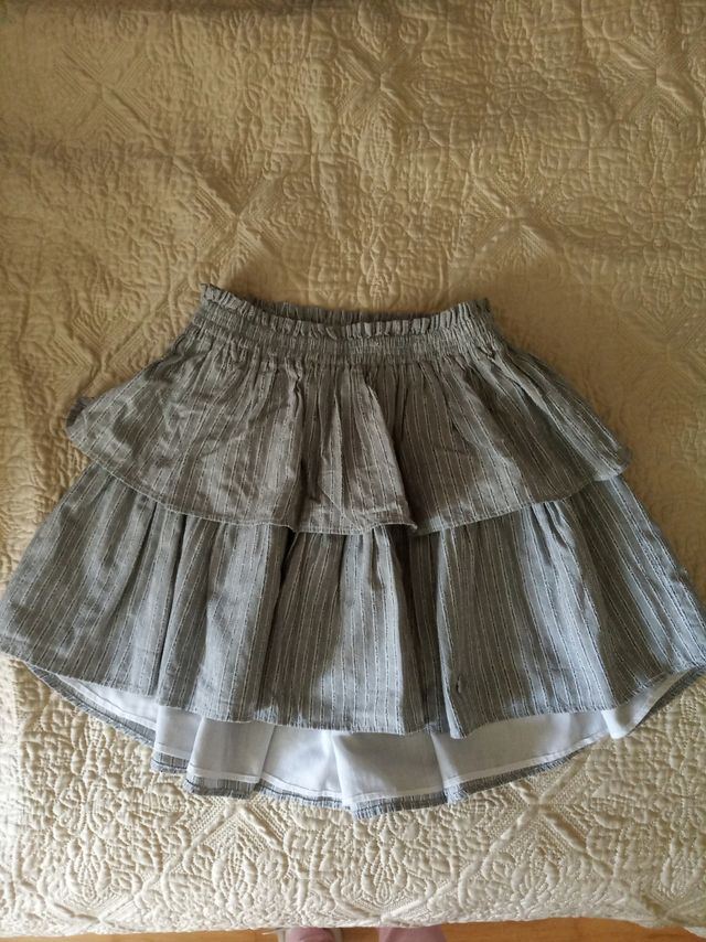 Falda gris con volantes