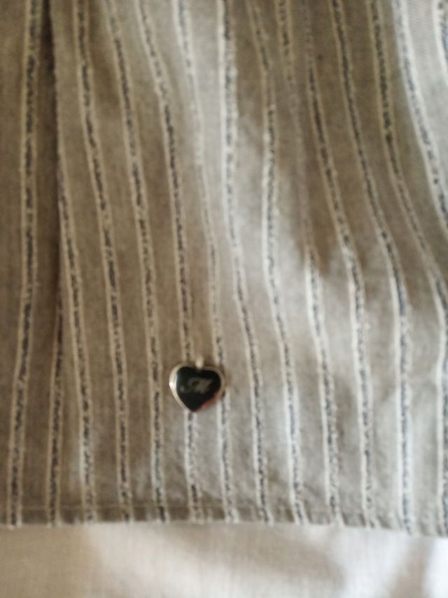 Falda gris con volantes