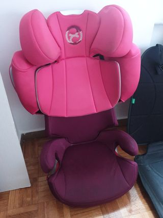 Silla CYBEX con protector de asiento incluido.