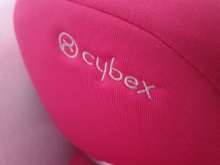 Silla CYBEX con protector de asiento incluido.