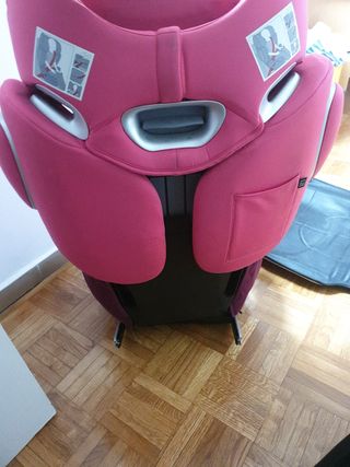 Silla CYBEX con protector de asiento incluido.