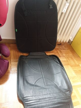 Silla CYBEX con protector de asiento incluido.