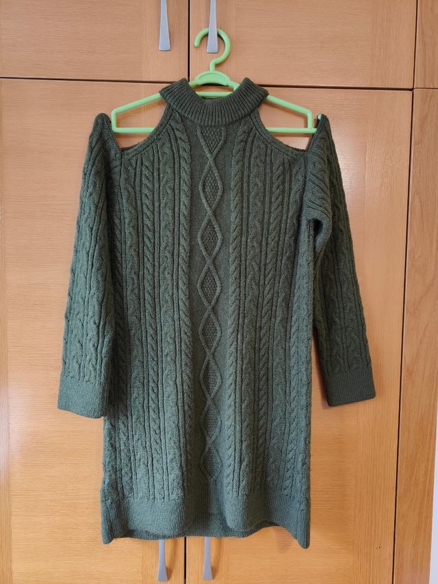Vestido verde con hombros descubiertos 