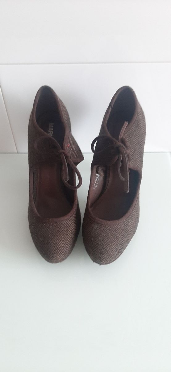 Zapato marrón con cordón