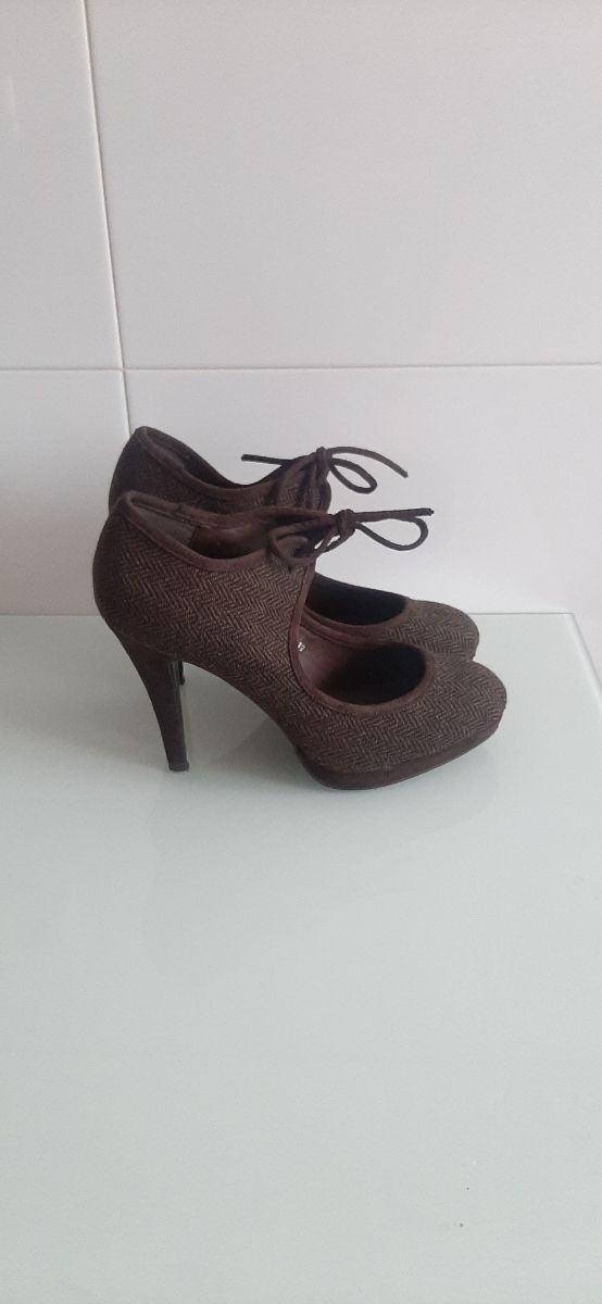 Zapato marrón con cordón