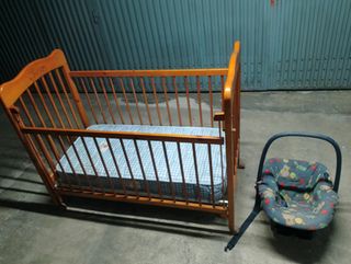 Cuna de madera con ruedas y colchón 