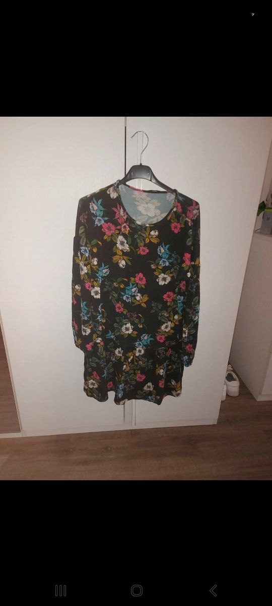 Vestito corto a fiori. Stradivarius