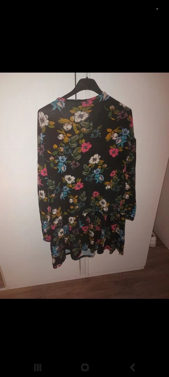 Vestito corto a fiori. Stradivarius