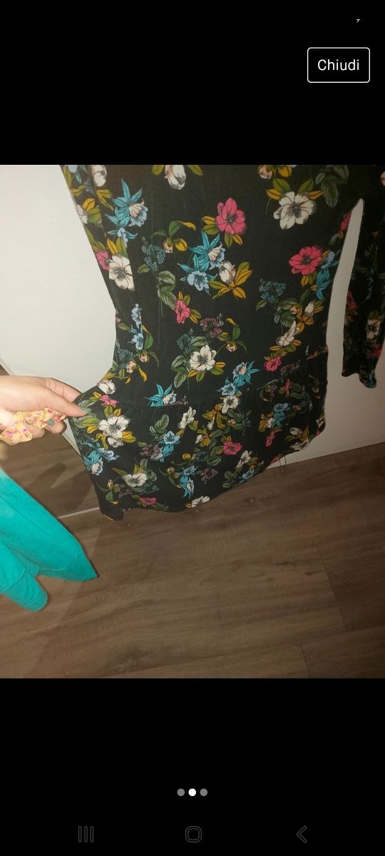 Vestito corto a fiori. Stradivarius