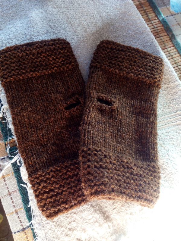 guanti senza dita marroni, fatti a mano