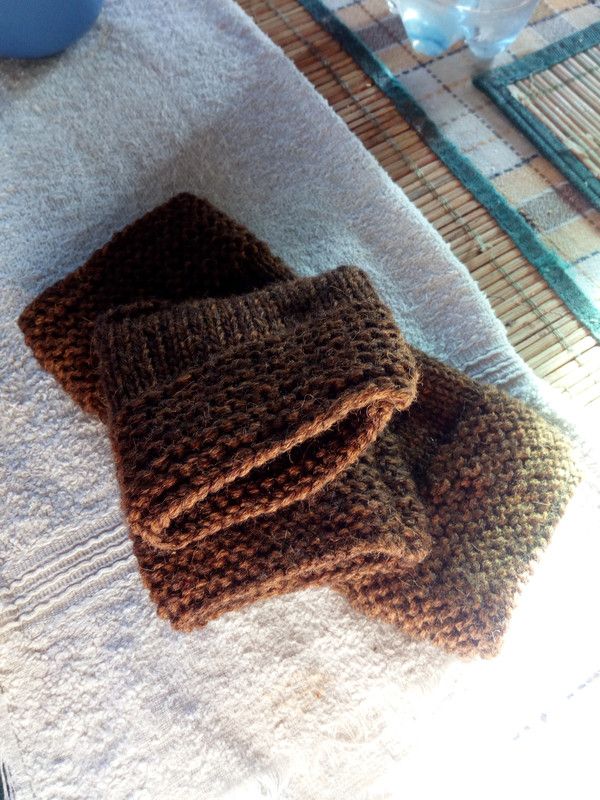 guanti senza dita marroni, fatti a mano