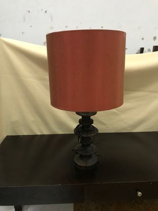 lampara sobre mesa 