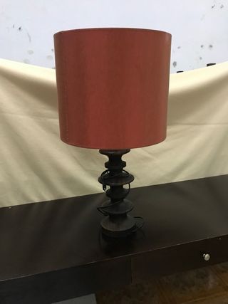 lampara sobre mesa 