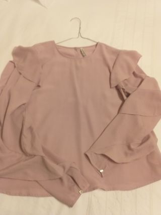 Camisa rosa volantes.