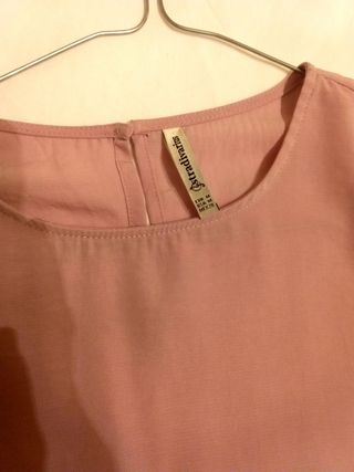 Camisa rosa volantes.