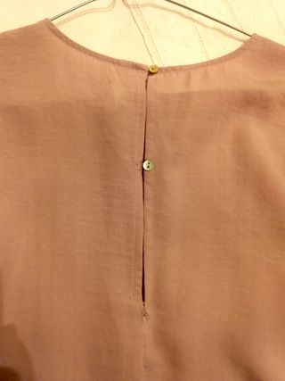 Camisa rosa volantes.