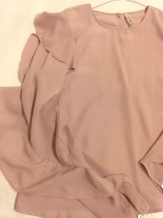 Camisa rosa volantes.