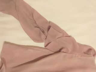 Camisa rosa volantes.