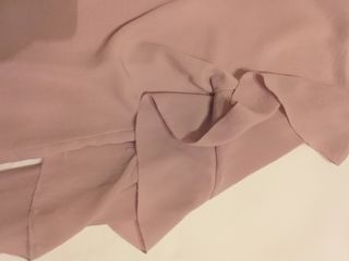 Camisa rosa volantes.