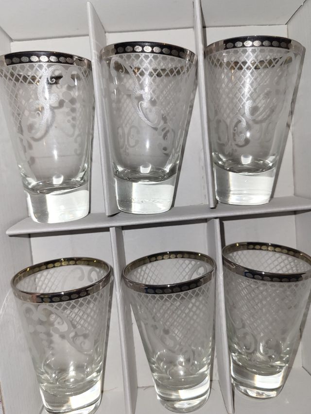 Bicchierini liquore leggi descrizione