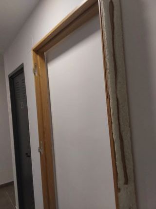 Puertas de interior con marcos y manillas