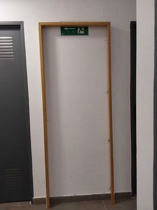Puertas de interior con marcos y manillas