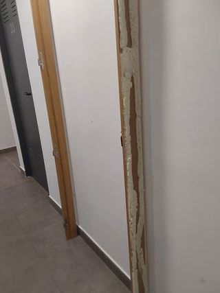 Puertas de interior con marcos y manillas