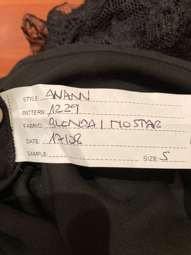 Vestido mini blonda negro