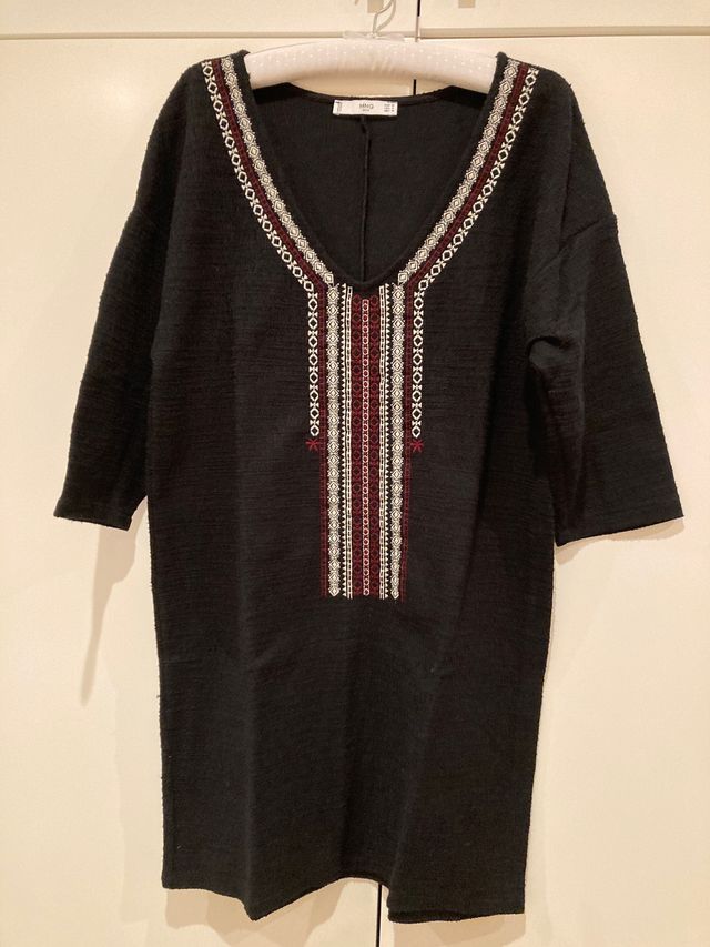 Vestido mini negro con cenefa bordada