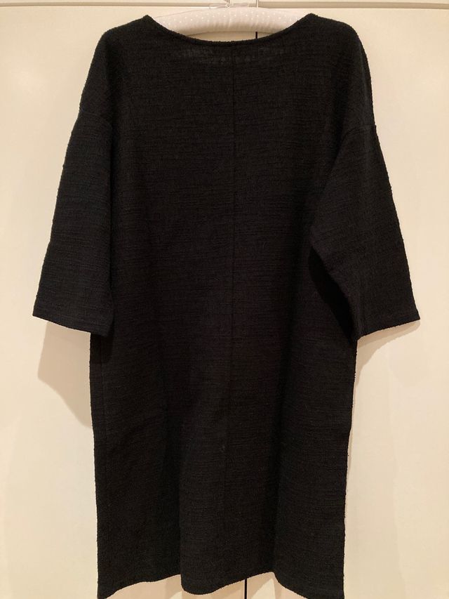 Vestido mini negro con cenefa bordada