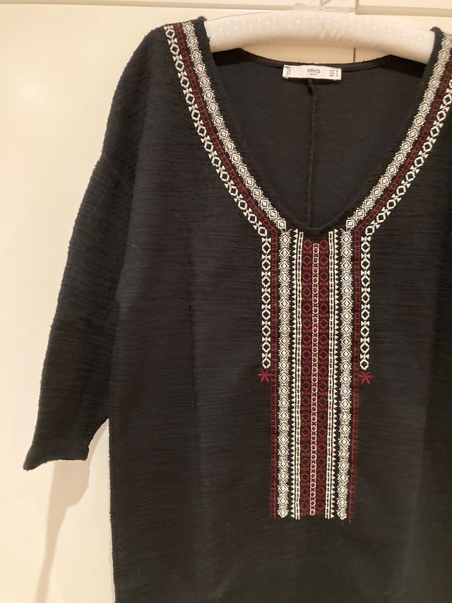 Vestido mini negro con cenefa bordada