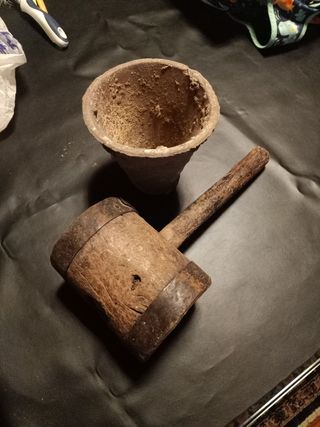 Antiguo martillo y bote resinero