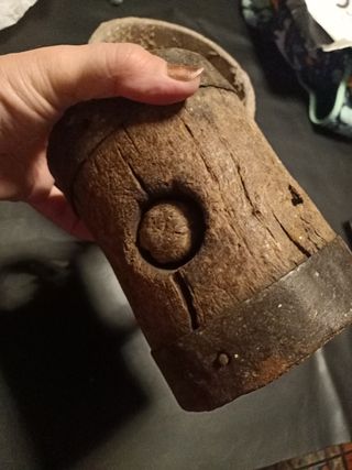 Antiguo martillo y bote resinero