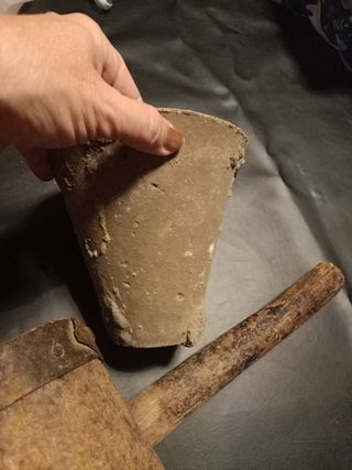 Antiguo martillo y bote resinero