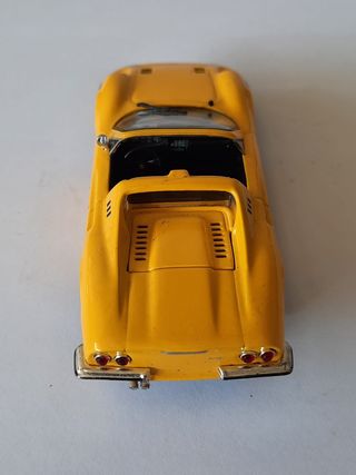MINIATURA FERRARI DINO 246 GTS DE COLECCIÓN 1:43