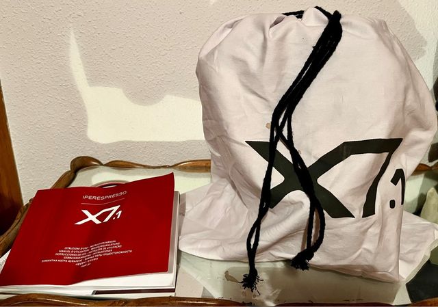 Caffettiera rossa ILLY — NUOVA e dal design eccellente