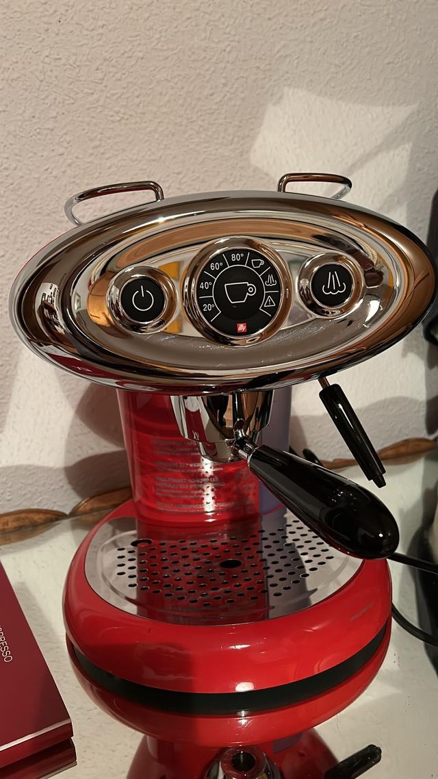 Caffettiera rossa ILLY — NUOVA e dal design eccellente