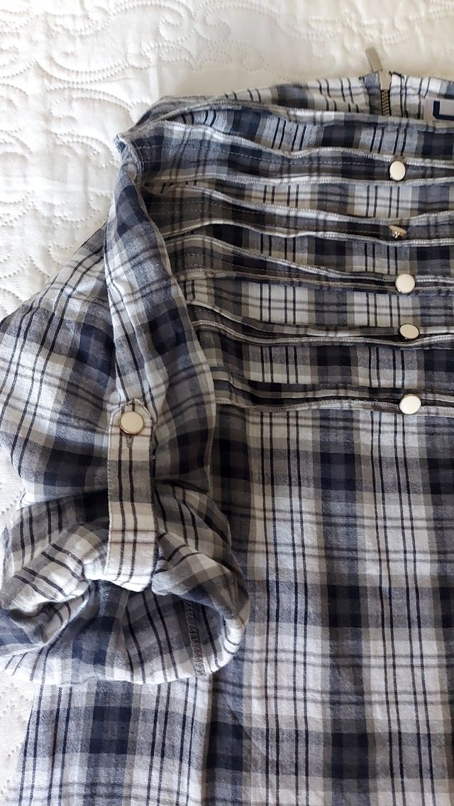 Blusa Adolfo Dominguez.