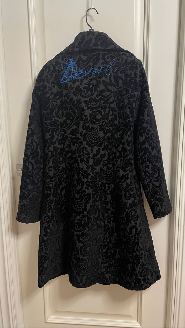 Abrigo negro Desigual