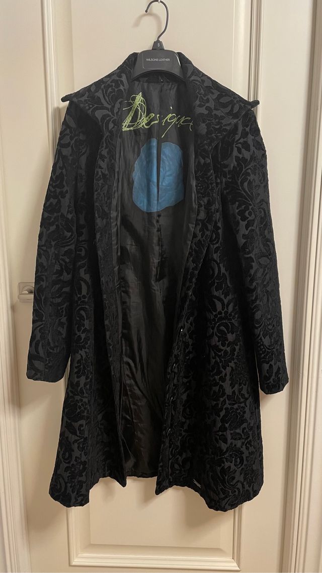 Abrigo negro Desigual
