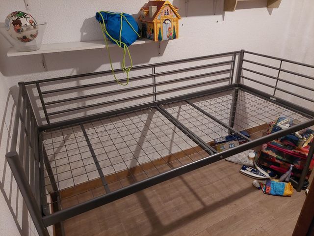 cama de hierro de ikea.  En buen estado