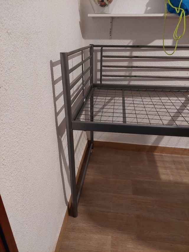 cama de hierro de ikea.  En buen estado