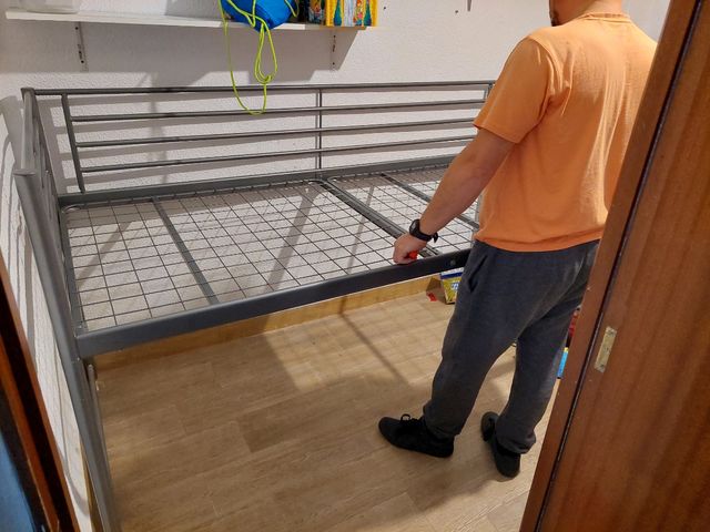 cama de hierro de ikea.  En buen estado