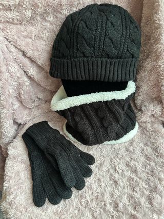Gorro, cuello y guantes negros