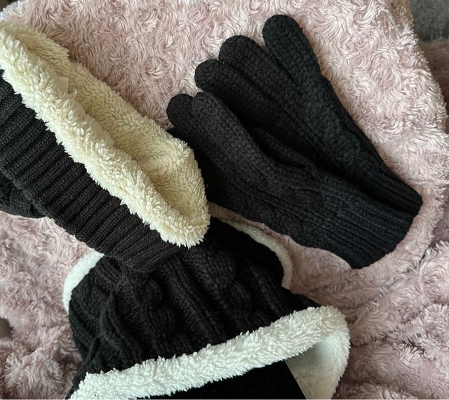 Gorro, cuello y guantes negros