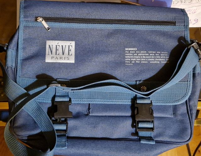 Portfolio, copertina, laptop e documenti