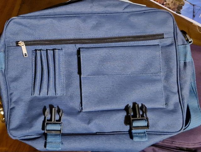 Portfolio, copertina, laptop e documenti